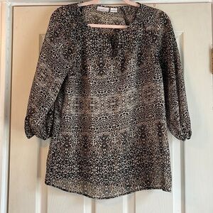 Liz Claiborne sheer 3/4 sleeve top. Flowy shoulder smocking brown sz S ikat boho